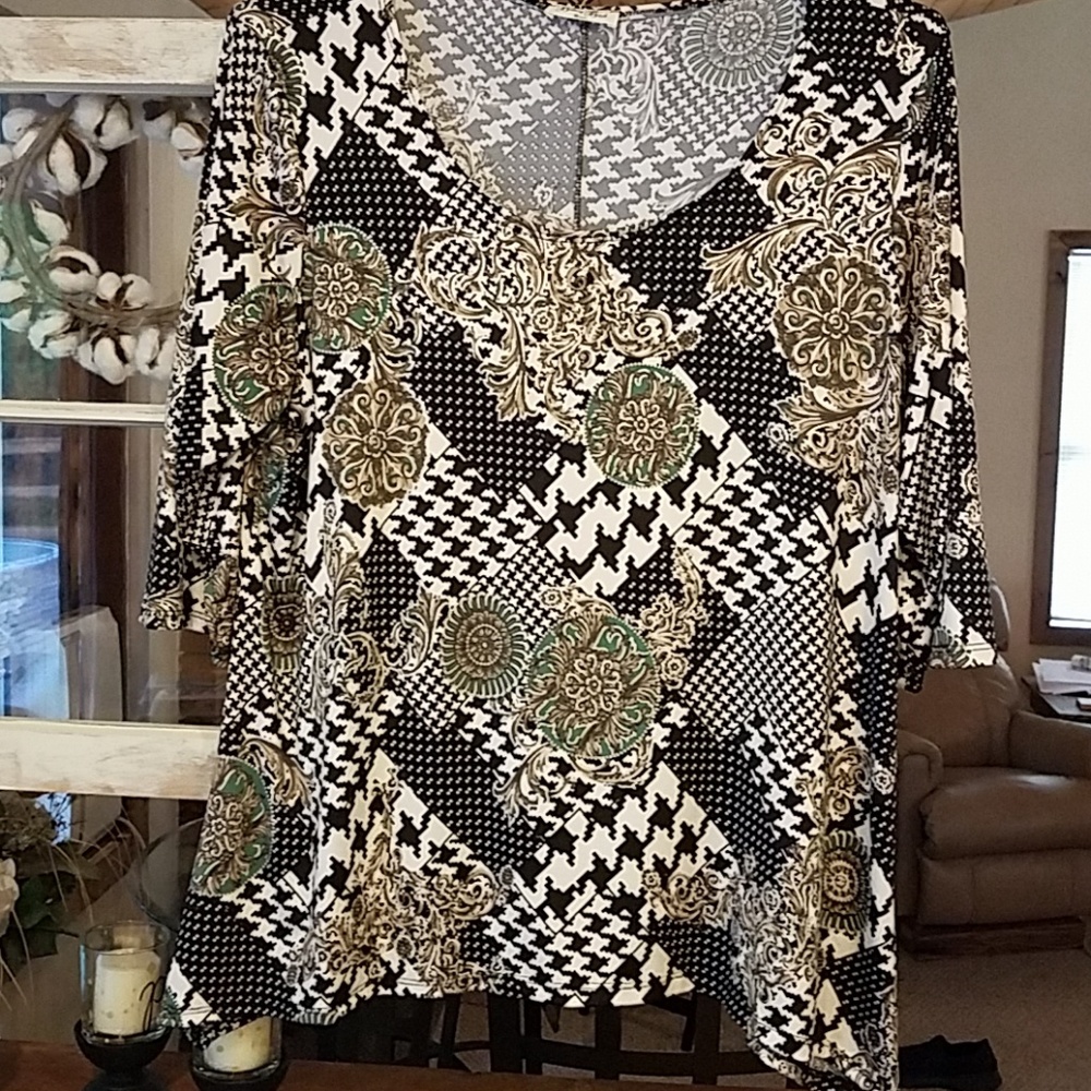 3/4 Sleeve Sharkbite Hem Top